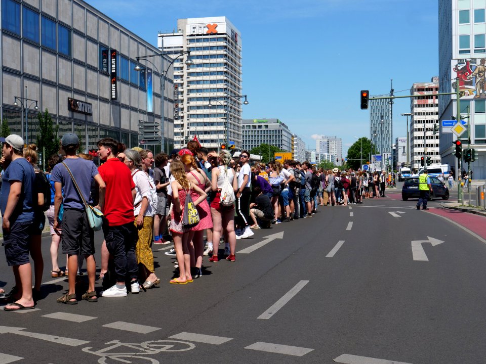 "Wir_halten_zusammen"_demonstration_of_XR_und_FFF_in_Berlin_08