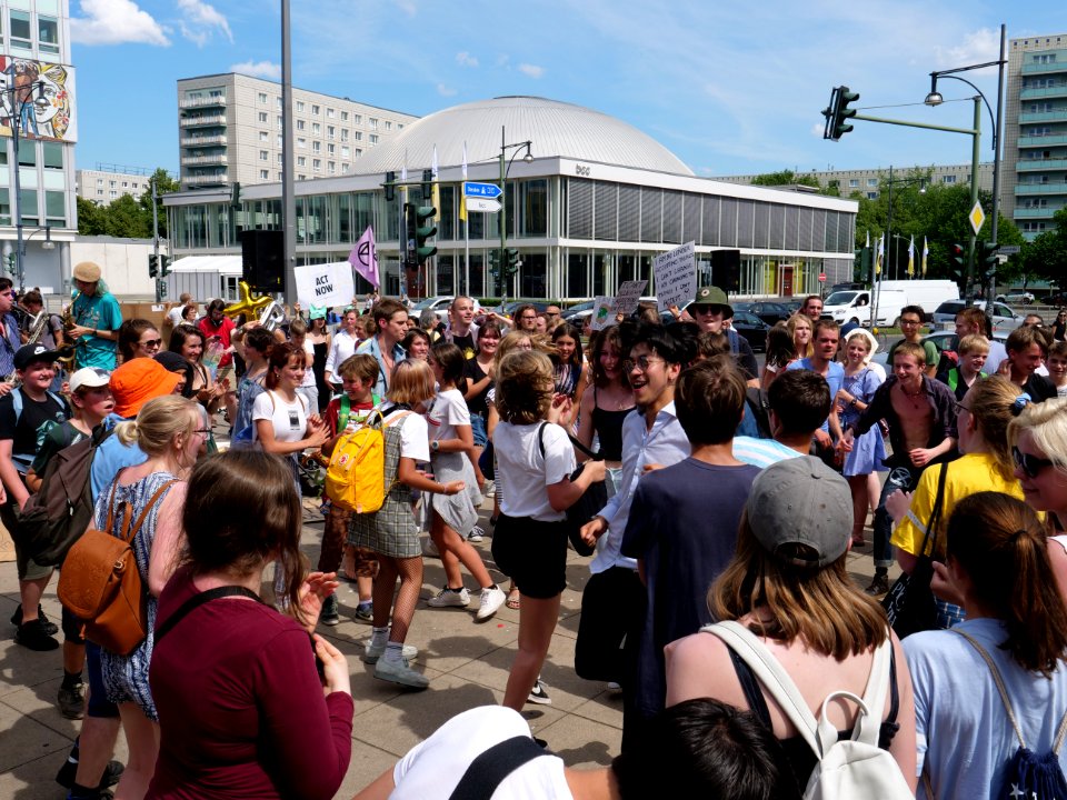 "Wir_halten_zusammen"_demonstration_of_XR_und_FFF_in_Berlin_37