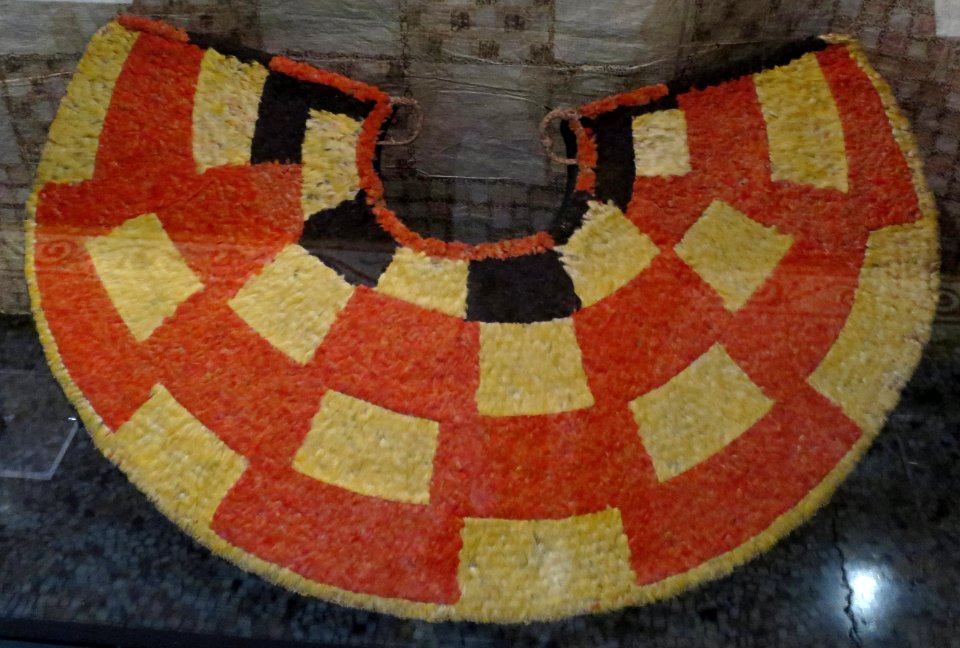 'Ahu_'ula,_feather_cape_from_Hawaii,_Bernice_Pauahi_Bishop_Museum