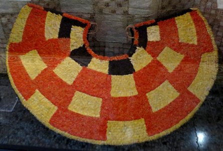 'Ahu_'ula,_feather_cape_from_Hawaii,_Bernice_Pauahi_Bishop_Museum
