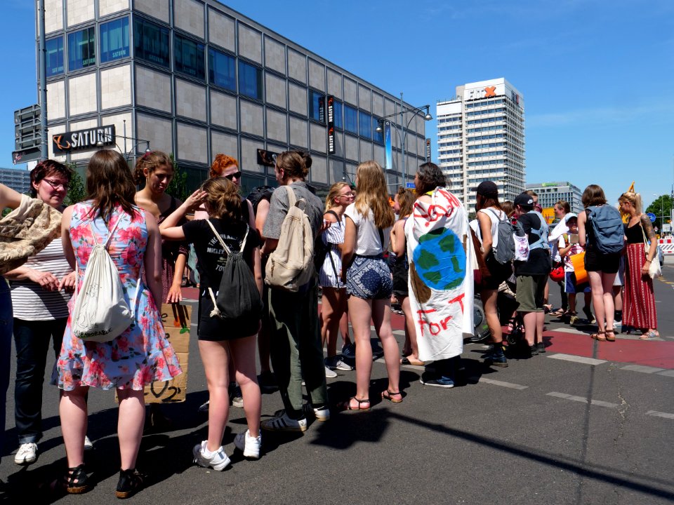 "Wir_halten_zusammen"_demonstration_of_XR_und_FFF_in_Berlin_19