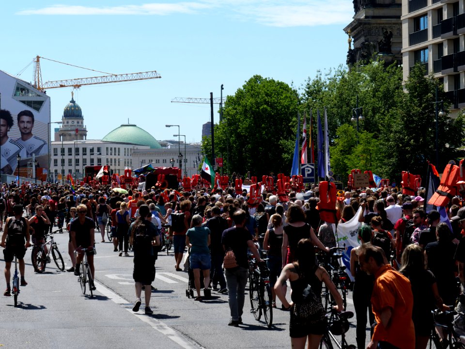 "Seebrücke"_Demonstration_for_sea_rescue_in_the_Mediterranean_sea_in_Berlin_7th_of_July_2018_29