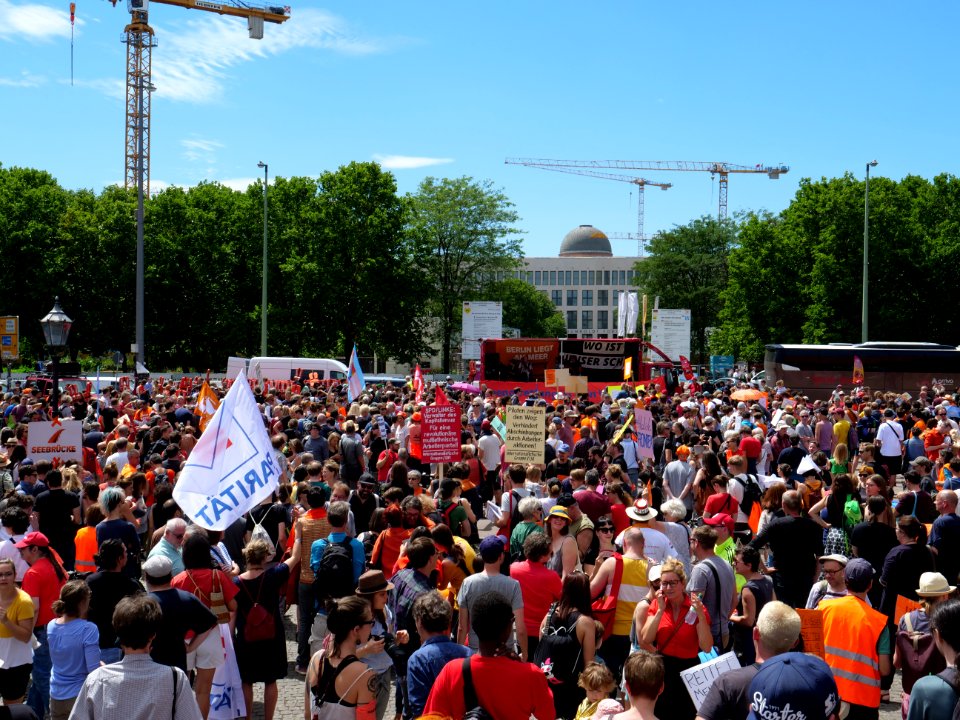 "Seebrücke"_Demonstration_for_sea_rescue_in_the_Mediterranean_sea_in_Berlin_7th_of_July_2018_47