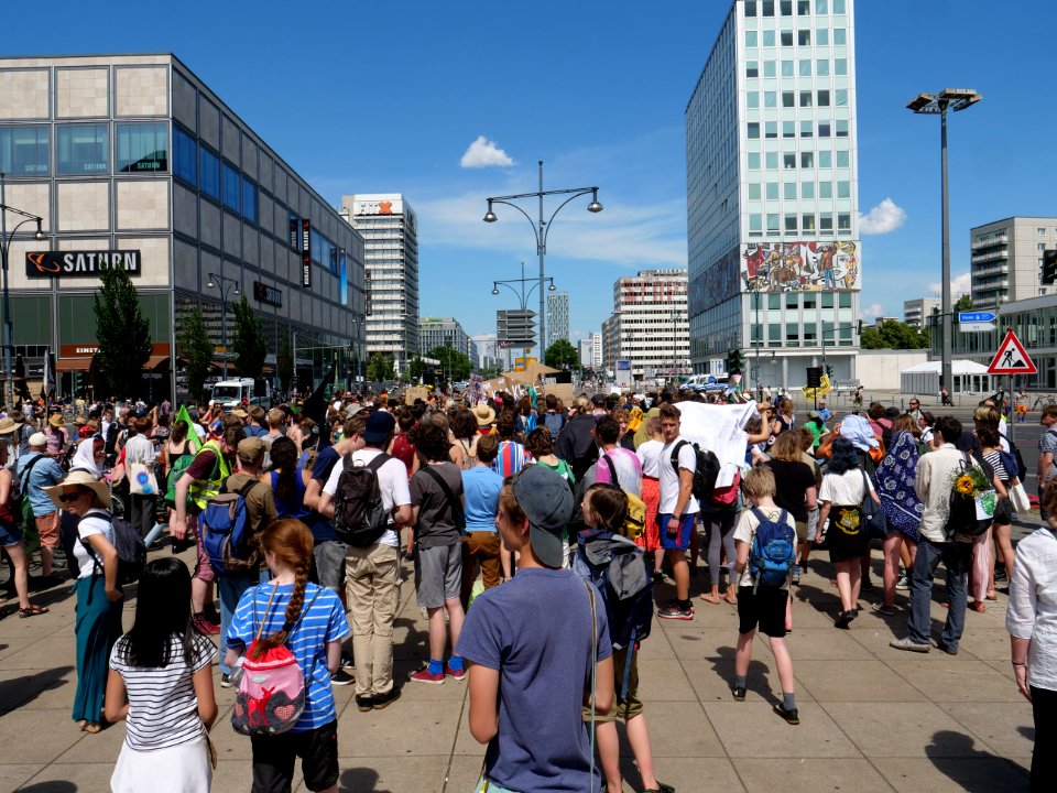 "Wir_halten_zusammen"_demonstration_of_XR_und_FFF_in_Berlin_32