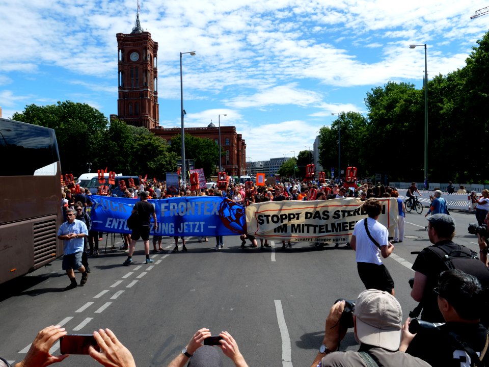 "Seebrücke"_Demonstration_for_sea_rescue_in_the_Mediterranean_sea_in_Berlin_7th_of_July_2018_40