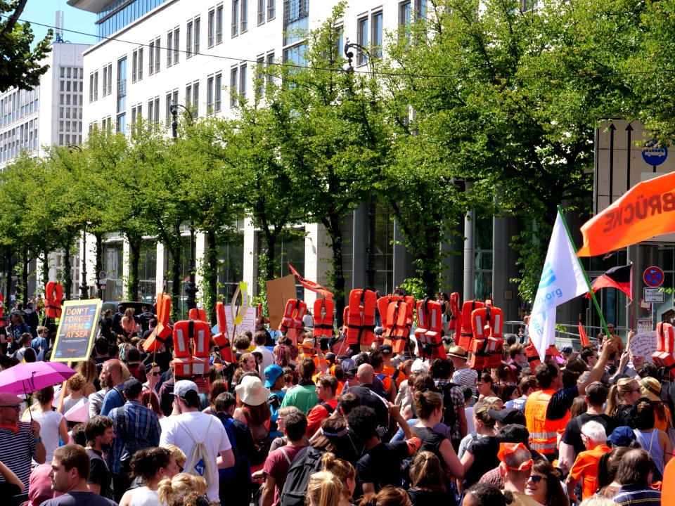 "Seebrücke"_Demonstration_for_sea_rescue_in_the_Mediterranean_sea_in_Berlin_7th_of_July_2018_24