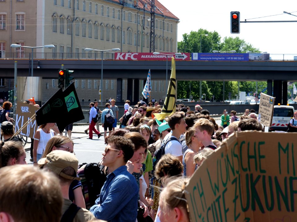 "Wir_halten_zusammen"_demonstration_of_XR_und_FFF_in_Berlin_06