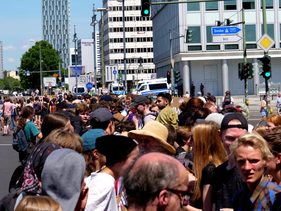 "Wir_halten_zusammen"_demonstration_of_XR_und_FFF_in_Berlin_10