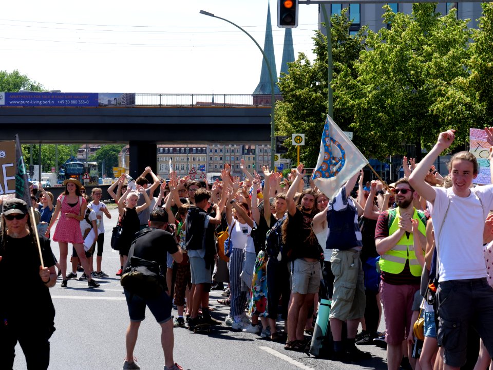 "Wir_halten_zusammen"_demonstration_of_XR_und_FFF_in_Berlin_12