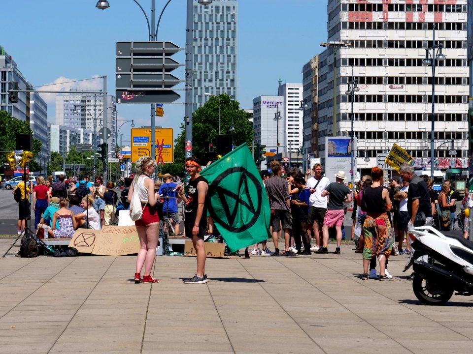 "Wir_halten_zusammen"_demonstration_of_XR_und_FFF_in_Berlin_29