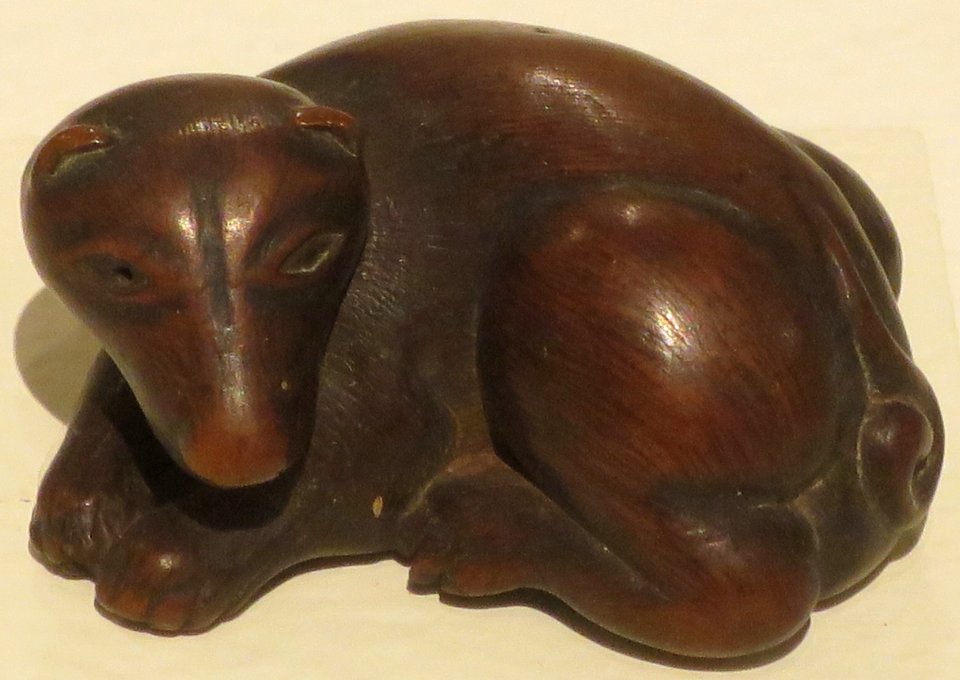 'Crouching_Male_Dog',_18th-19th_century_netsuke,_wood,_Honolulu_Museum_of_Art,_13894.1