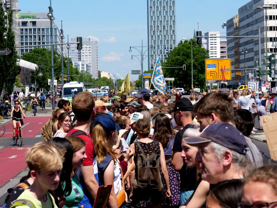 "Wir_halten_zusammen"_demonstration_of_XR_und_FFF_in_Berlin_14
