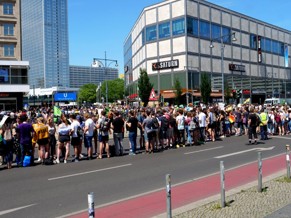 "Wir_halten_zusammen"_demonstration_of_XR_und_FFF_in_Berlin_18