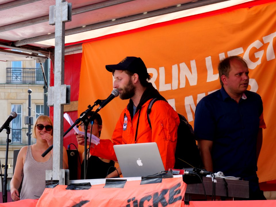 "Seebrücke"_Demonstration_for_sea_rescue_in_the_Mediterranean_sea_in_Berlin_7th_of_July_2018_22
