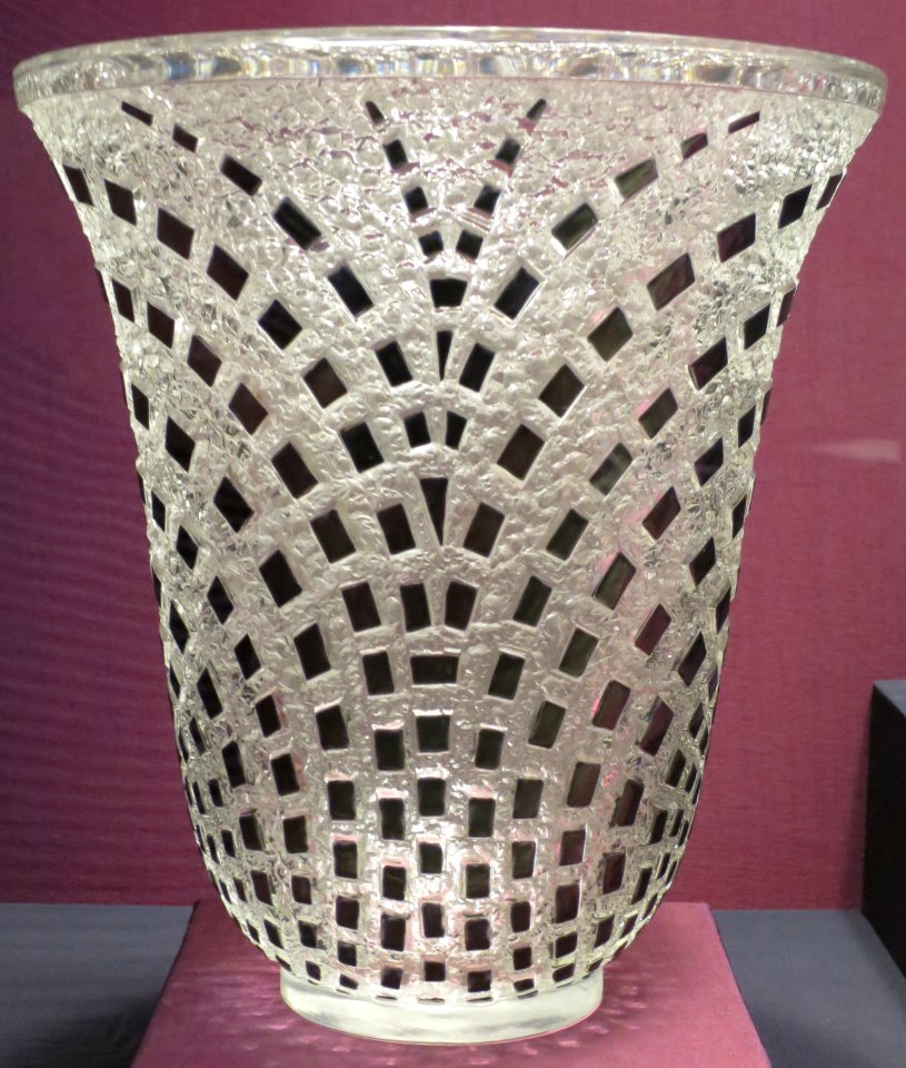 'Damiers_Vase'_by_René_Lalique,_molded_glass,_Dayton_Art_Institute