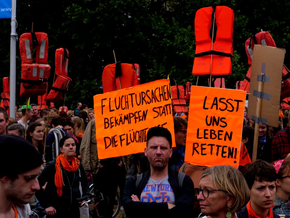 "Seebrücke"_Demonstration_for_sea_rescue_in_the_Mediterranean_sea_in_Berlin_2nd_of_September_2018_09