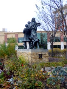 "The_Selkirk_Settlers"_sculpture_in_Winnipeg's_Waterfront_district