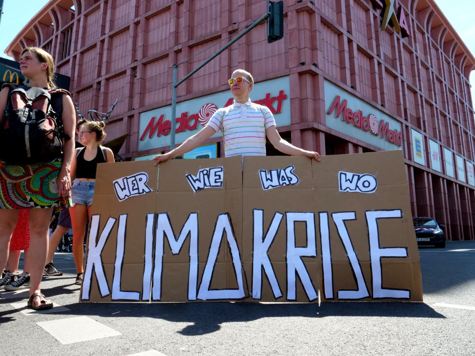 "Wir_halten_zusammen"_demonstration_of_XR_und_FFF_in_Berlin_02