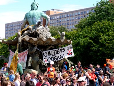"Seebrücke"_Demonstration_for_sea_rescue_in_the_Mediterranean_sea_in_Berlin_7th_of_July_2018_41