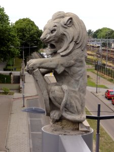 's-Hertogenbosch_station,_leeuw_rechts_van_westuitgang