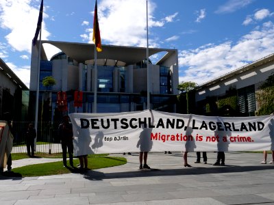 "Seebrücke"_Demonstration_for_sea_rescue_in_the_Mediterranean_sea_in_Berlin_7th_of_July_2018_12