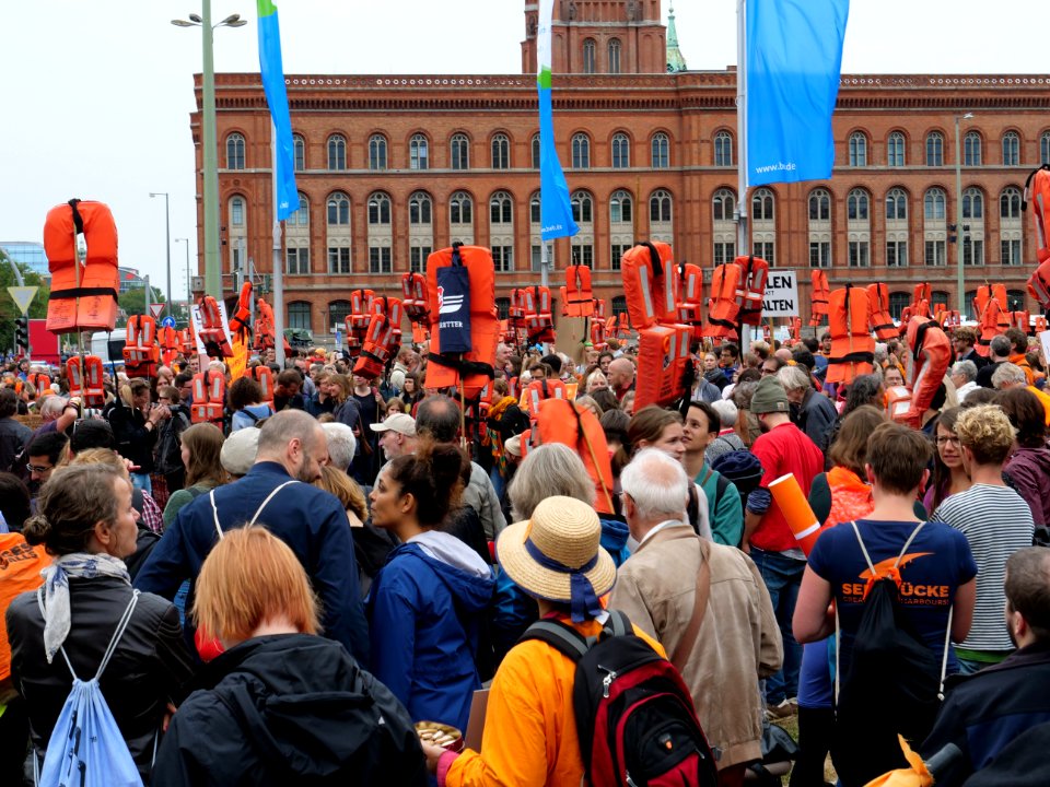"Seebrücke"_Demonstration_for_sea_rescue_in_the_Mediterranean_sea_in_Berlin_2nd_of_September_2018_08
