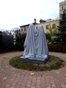 "Monument"_granite_sculpture_at_Jardin_de_sculptures_in_Winnipeg,_Manitoba
