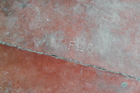 "NHÔ_FLÔ"_no_chão