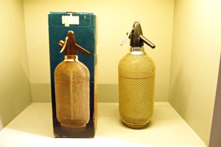"Syphon"_soda_siphon_at_NTM_museum,_Prague