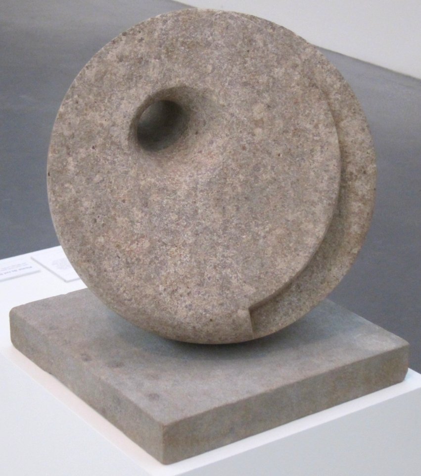 'Pierced_Hemisphere_II'_by_Barbara_Hepworth,_Tate_Modern