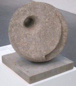 'Pierced_Hemisphere_II'_by_Barbara_Hepworth,_Tate_Modern