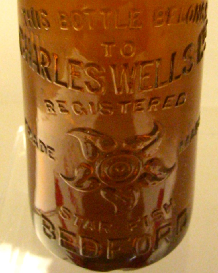 "STAR_FISH"_"BEDFORD"_beer_bootle_detail_of_"CHARLES_WELLS"_bottle_(cropped)
