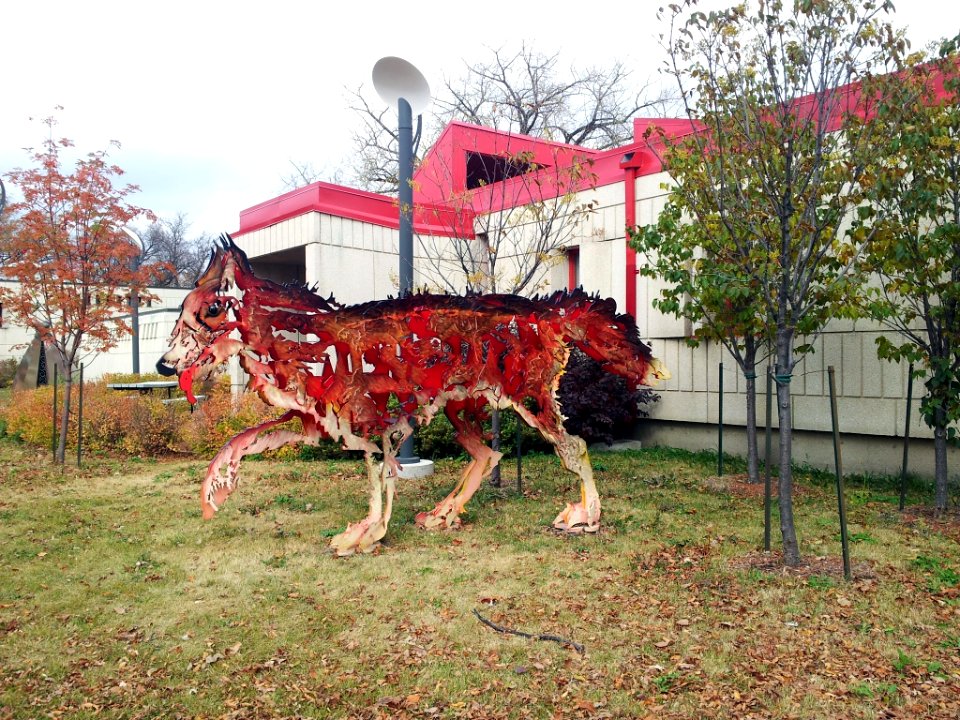 "Entre_chien_et_loup"_public_art_piece_at_Jardin_de_sculptures_in_Winnipeg,_Manitoba