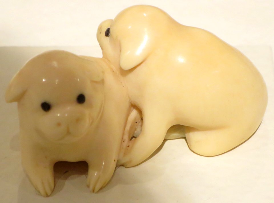 'Two_Puppies',_20th_century_netsuke,_carved_ivory_with_inlay,_Honolulu_Museum_of_Art,_13887.1