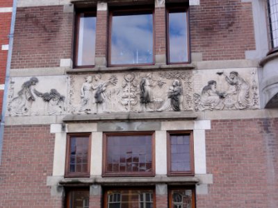's-Hertogenbosch_Rijksmonument_522506_Oranje_Nassaulaan_26_relief_vier_jaargetijden
