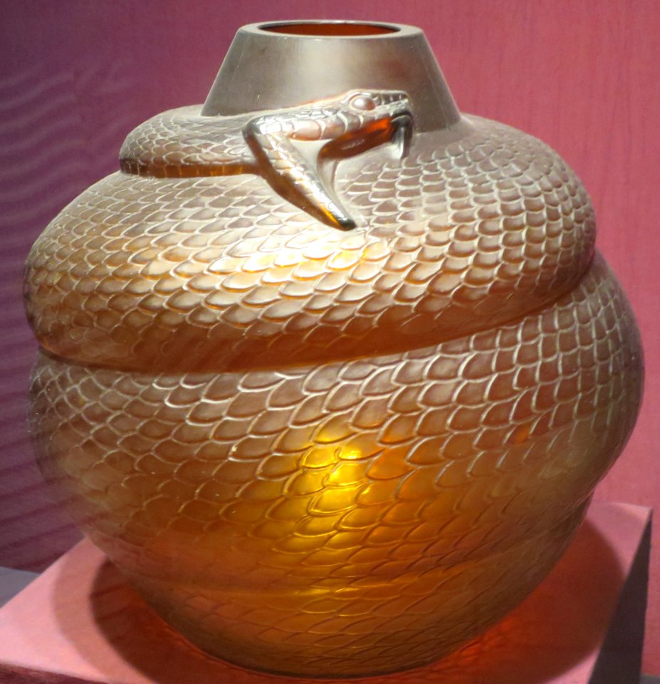 'Serpent_Vase'_by_René_Lalique,_Dayton_Art_Institute