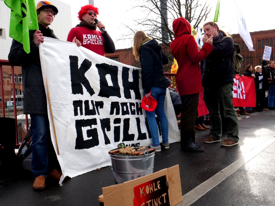 "Rote_Linie_gegen_Kohle"_Demonstration_at_Moabit_power_station_06