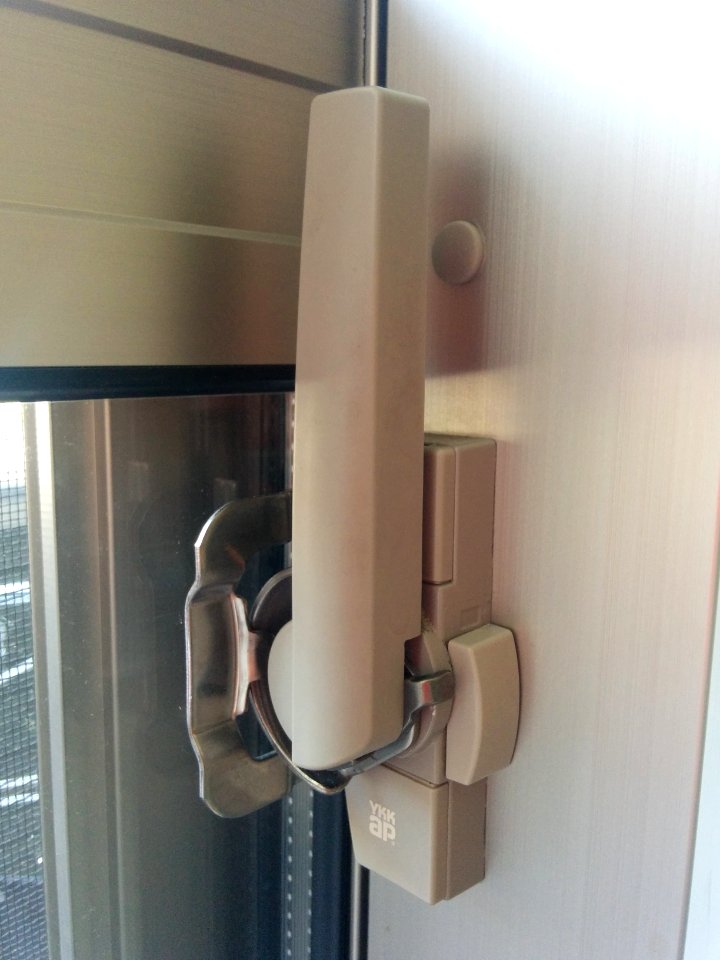 "YKK_AP"_lock_on_a_Japanese_balcony_door,_showing_all_positions_-_5