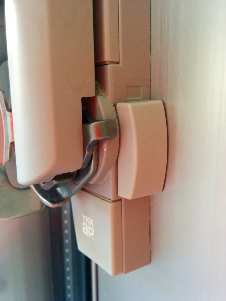"YKK_AP"_lock_on_a_Japanese_balcony_door,_showing_all_positions_-_3