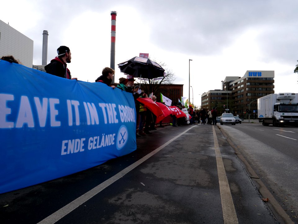"Rote_Linie_gegen_Kohle"_Demonstration_at_Moabit_power_station_09