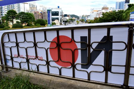 "Boycott_Japan"_banner_at_entrance_of_tunnel_on_Tongil-daero