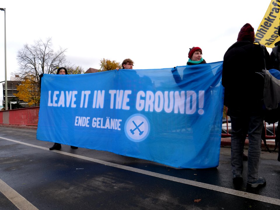 "Rote_Linie_gegen_Kohle"_Demonstration_at_Moabit_power_station_11