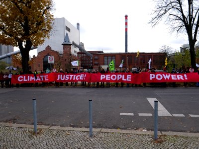 "Rote_Linie_gegen_Kohle"_Demonstration_at_Moabit_power_station_04