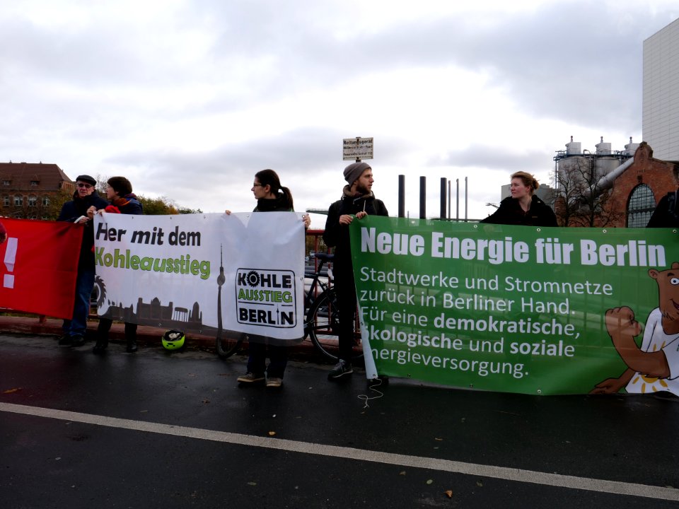"Rote_Linie_gegen_Kohle"_Demonstration_at_Moabit_power_station_13