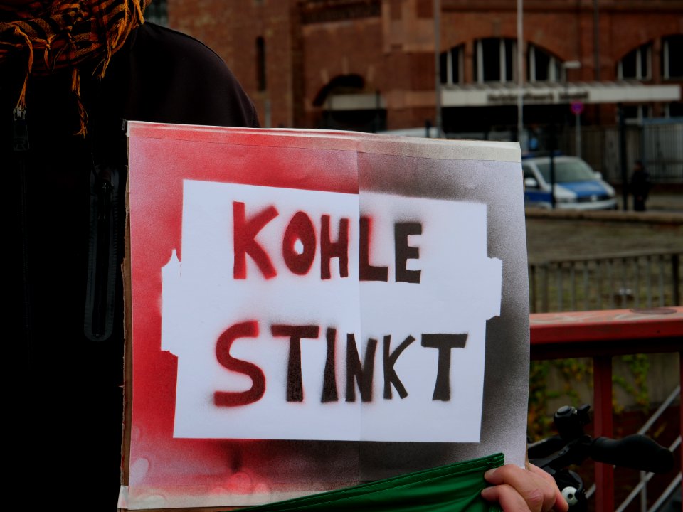 "Rote_Linie_gegen_Kohle"_Demonstration_at_Moabit_power_station_07