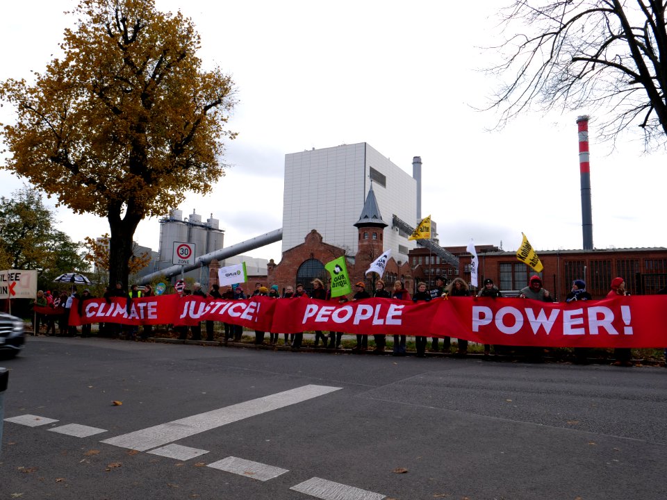 "Rote_Linie_gegen_Kohle"_Demonstration_at_Moabit_power_station_03