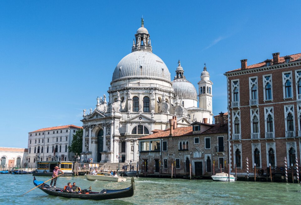Gondoliers canal travel
