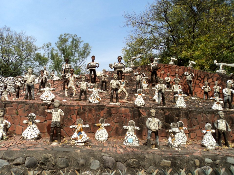 01_Statues_at_Rock_Garden,_Chandigarh