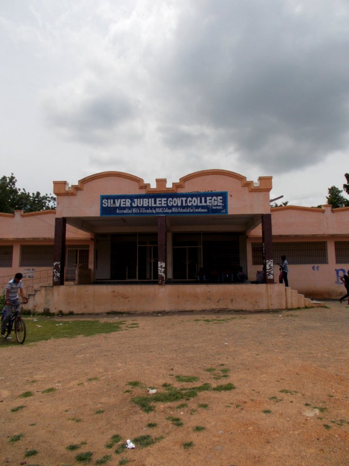 02_-_Silver_Jubilee_College_Main_Building