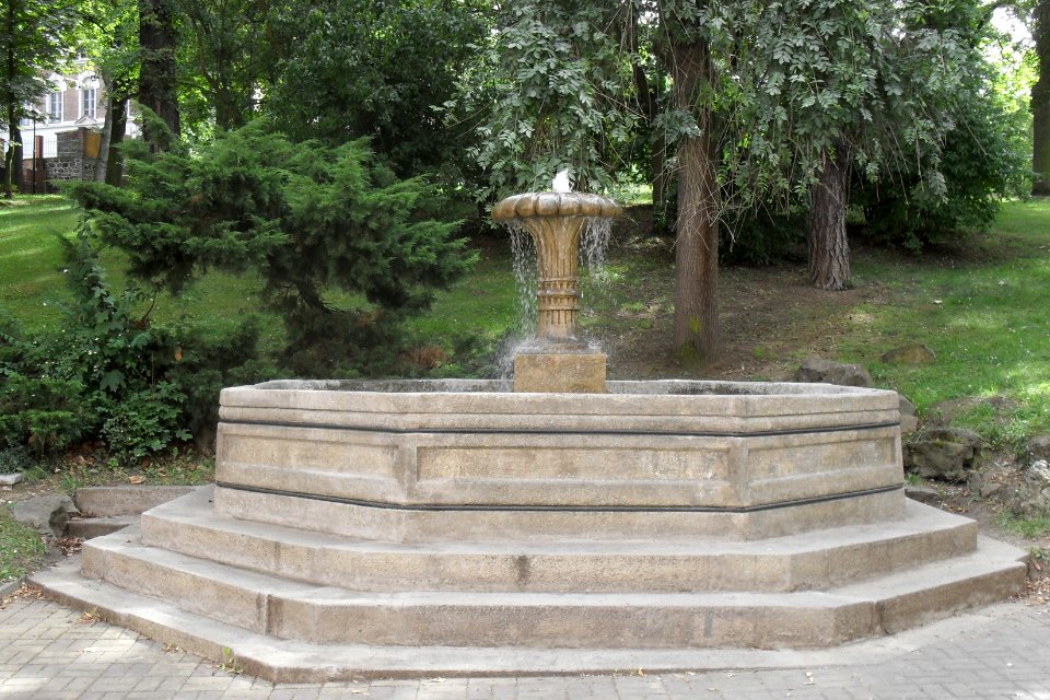 (TTO)_Kašna_empírová_(Teplice)_-_Teplice,_Šanov,_Lípová_ulice_3